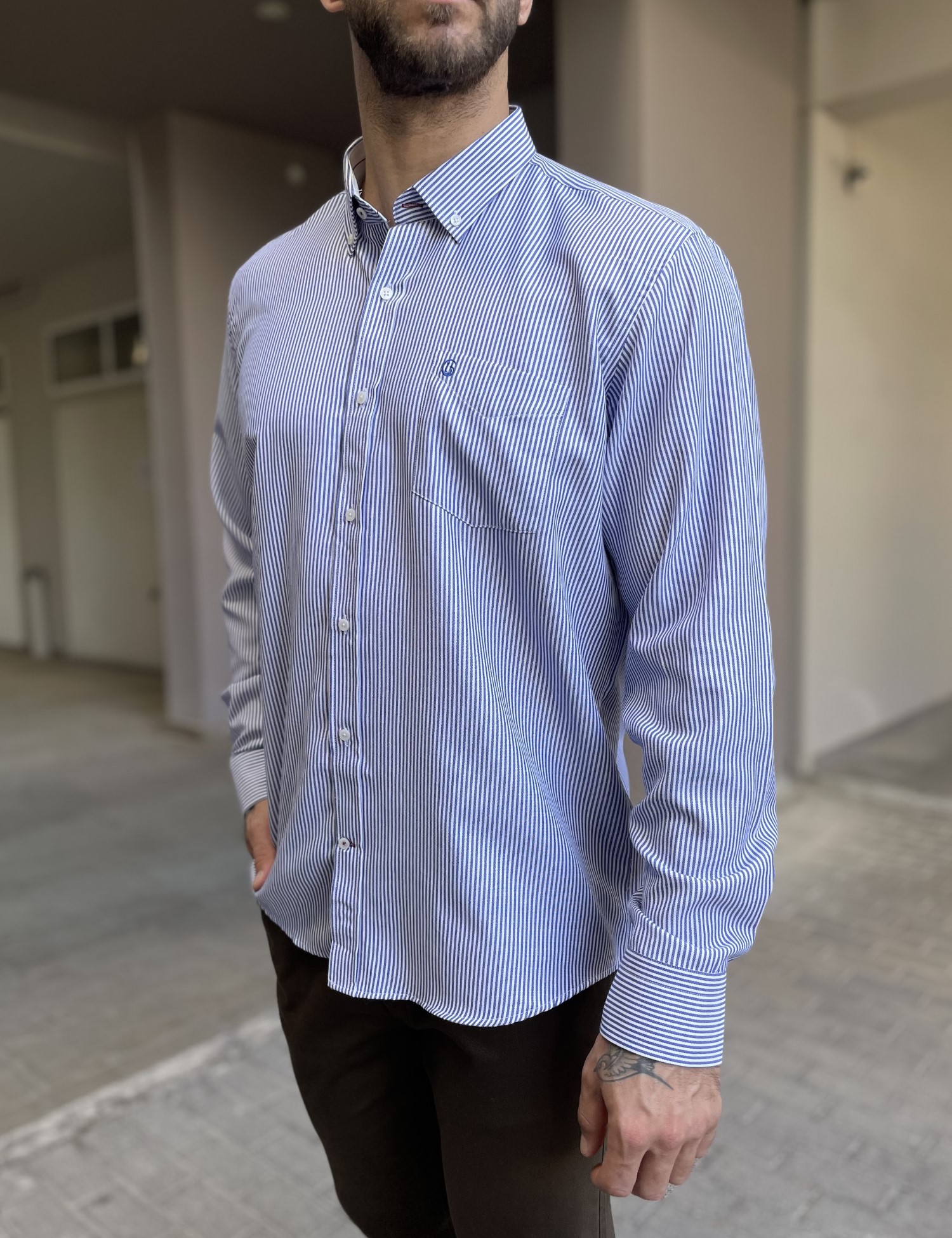 Ανδρικό μπλε ριγέ πουκάμισο με γιακά και τσέπη στο στήθος 562 φωτογραφία